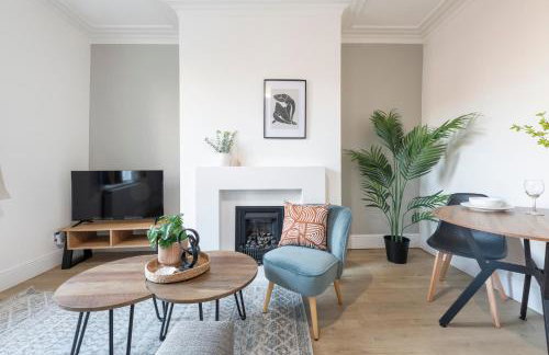 Spacious 2 Bedrooms House Near Leeds Centre, Free Parking, Ideal for Contractors & Long Stays - NordStay - Photo 15