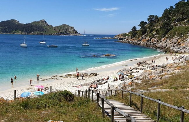 Excursion d'une journée aux îles Cíes au départ de Santiago avec ferry et transport - Photo 1