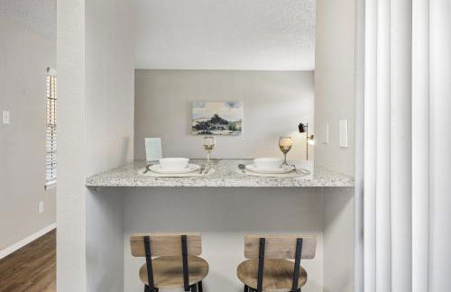 Emerald Loft - Pool, Gym & Free Parking! - Photo 13