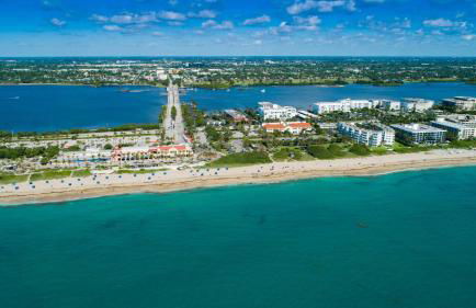 M Lake Worth Beach - Modern Villas Near West Palm Beach, Chic Retro Vibes, King Bed, Cozy Backyard, BBQ, Workspace, High-Speed Internet, Free Parking, 5 Minutes to Downtown & Beach - Foto 14