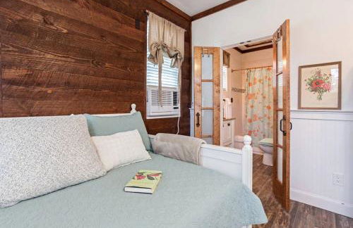 Rustic and Romantic Cabin with Breakfast Included near Royse City, Texas - Foto 5