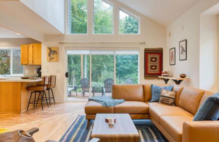 Forest Front Home w Fire Pit Mins to Beaches Wineries Trails Cedarview Retreat by AvantStay - Foto 1