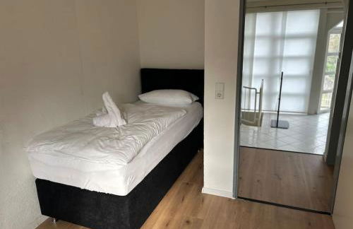 Ferienhaus mit Privatparkplatz, Terrasse und Stadtnähe - Foto 6