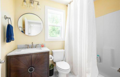 Peaceful & Spacious Modern Home - Lake Views! - Foto 25