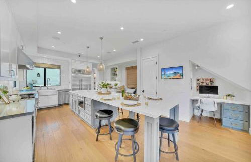 Coastal Paradise . Steps to the beach . Pool . Hot Tub - Foto 15