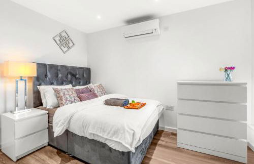 Two BDR Apt By Stay Aura Short Lets & Serviced Accommodation London With Free WiFi, Parking & 10 Min to Brentford Stadium - Foto 5