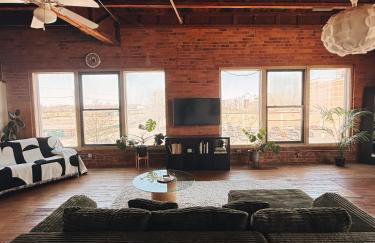 420 Friendly SKYLINE view Downtown Loft FREE Parking - Photo 5