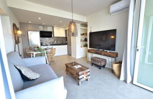 Boho Chic Apt, Frontline Sea & Paseo Views - Photo 12