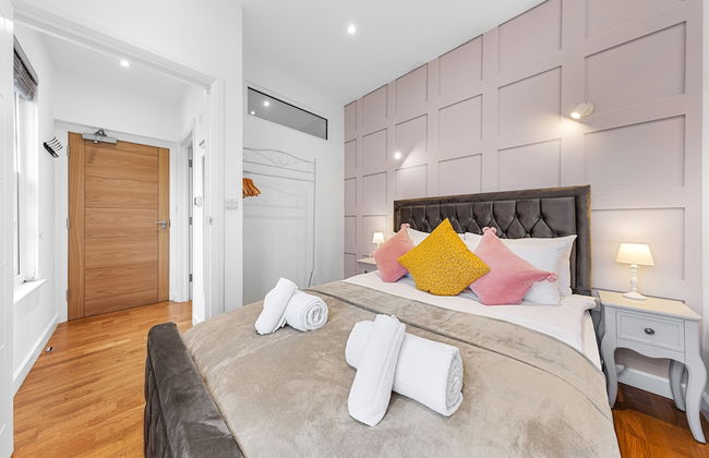 Stunning 1 Bed Apartment Near Heathrow London - Photo 2