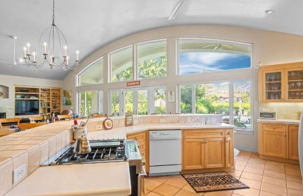 Vineyard Estate w Pool Spa Bocce Ball Mins to Wineries Park Lawndale Manor by AvantStay - Foto 13