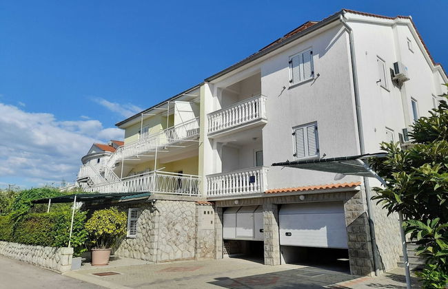 Refined and Timeless Krk Apartment With Terrace - Photo 23