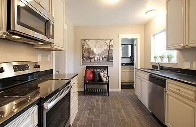 Historic Downtown Victorian Home - Photo 9