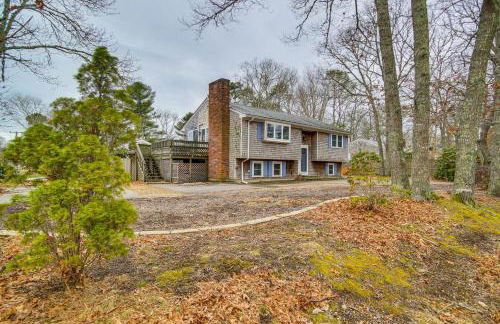 Backyard Chilling Cape Cod Home Steps to Beach - Foto 3