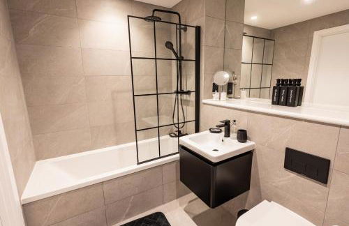 Luxury 2 Bed Apartment, with a balcony city & canal view in Manchester City Centre! - Foto 22