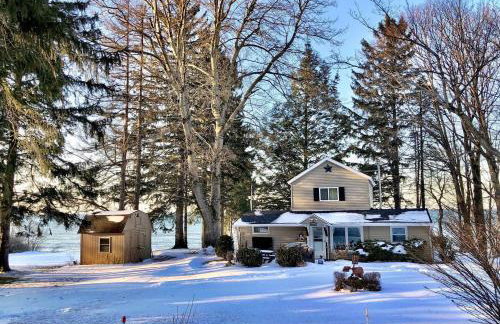 Lakefront Pine Cottage Hot Tub & Fire Pit - Foto 27