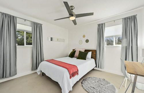 The Guava Door - Cheerful Mid-Century - big yard, free parking - Foto 17