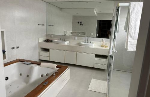 Mansão Casa Blanca em São Roque c/ 5 vagas garagem - Foto 56