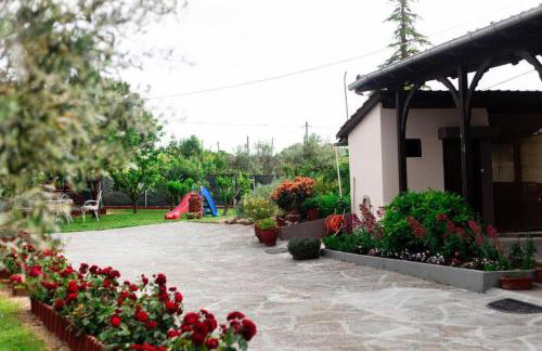 Red Roses-Traditional House - Photo 14