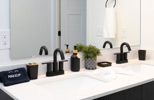 Sunrise Glow Spacious 2BR 2BA 2 King Beds Gym WFH - Foto 35