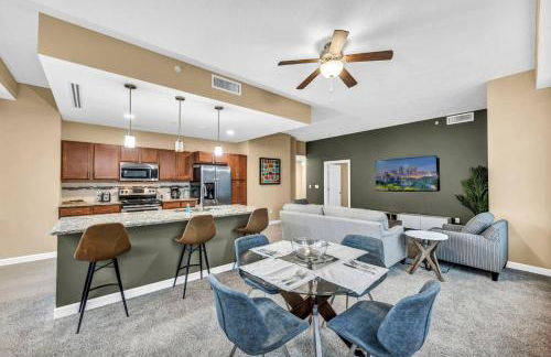 Luxury 13th Floor Condo: Downtown/ Parking 2 /Gym - Photo $