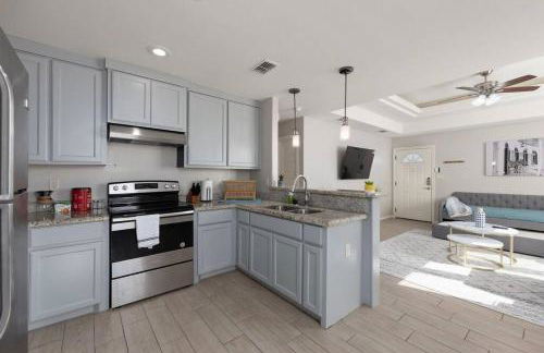 Cozy 3 Bed 2 Bath Apartment, Near Shopping Plazas, Expressway and Free Parking - Photo 7