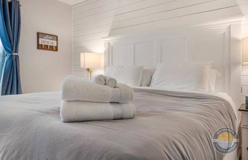 Modern Lake Geneva Condo with Year-Round Views - Foto 10