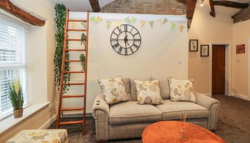 Howard's Hideaway - Photo 3