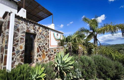 Künstlerhaus Finca Madreselva mit atemberaubenden Weitblick mit Infinitypool, kleinen Teichen und vielen Sitzplätzen in Tolox Malaga im Nationalpark Sierra de las Nieves, ideal für Entspannung, aber auch zum Wandern - Foto 10