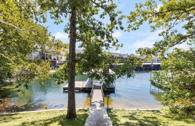 Luxury Waterfront Lakehouse With Private Dock Views - Photo 32