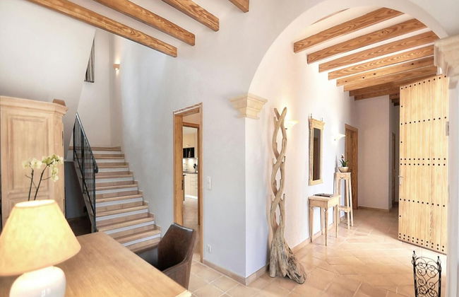 Exquisite Villa With Views - Photo 34