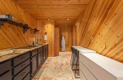 6 Br Cabin Hot Tub Fire Pit Min to Hatley Pointe - Foto 49