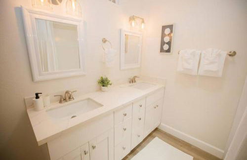 2 private masters, new beds & furniture, sleeps 12 - Photo 12