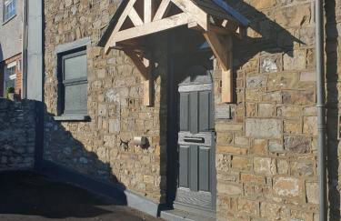 Perfect Location 3 Bed Serviced apartment with Bike Storage for BPW. Close to Brecon Beacons - Photo 11