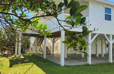 Spacious Beach House Steps to Sand - Foto 38