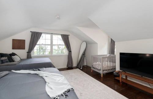 Exclusive Lux Home Near Town • Game Rm • Gym • 4BR - Photo 46