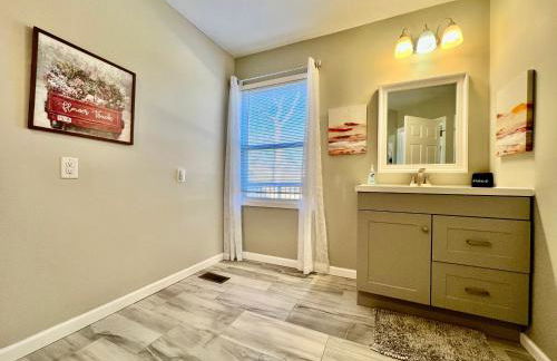 Charming 4BR Home in Liberty Township w Large Deck - Foto 26