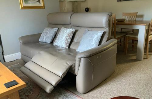 Large 2 bedroom town centre flat with free parking - Foto 17