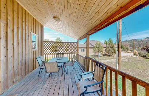 Rustic Cabin with Decks and Hot Tub in Garden Valley! - Foto 6