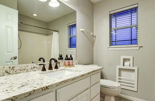 Group-Friendly Burleson Getaway with Outdoor Oasis - Foto 16