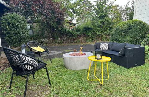 Retro Retreat: 1br home w/ WFH desk, livingroom, and fire pit - Foto 27