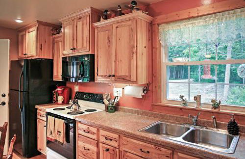 Secluded Birnamwood Cottage with Deck and River Views! - Foto 5