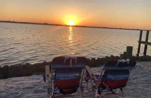 Gorgeous Waterfront! Mermaid's Retreat Wows! - Foto 17