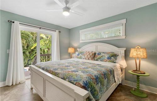 AMI/Holmes Beach - 3/2 Home - Private Heated Pool and Yard - walk to beach - Photo 13