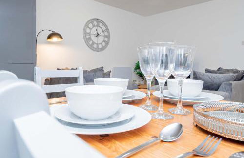 Spacious Home near Heathrow & Windsor with Parking - Photo 16