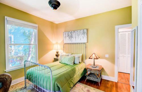 Quiet central home with enclosed yard, deck, grill, central AC, washer and dryer - Foto 18