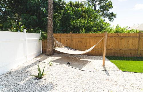 Golfers Paradise 4-hole PUTT-PUTT, Mega Chess with huge backyard, hammock - Photo 23