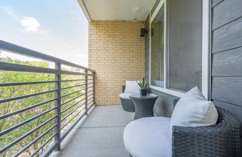 Riverwalk and Pool view Apt with King bed Infinity Pool Gym Free Parking - Foto 43