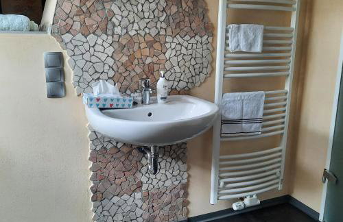 Farbenfrohe Dachgeschoßwohnung - Foto 9