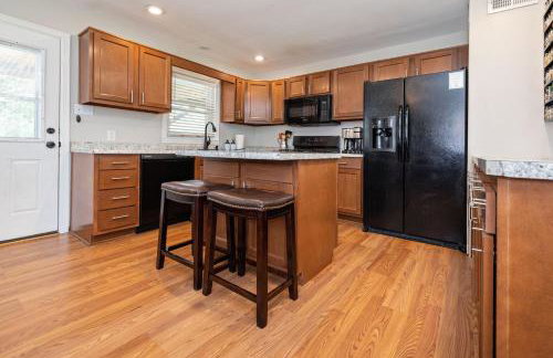 OPEN 4BR2BA Sleeps 8 Near Hwy Covered Deck - Foto 10