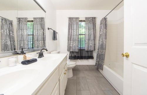 Luxury Villa with Hot Tub, Two Fire Pits, King Bed Suite, Game Room & Fenced Yard - Foto 40